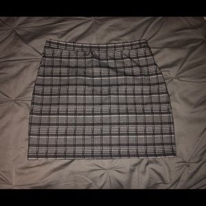 Short pencil black and white plaid